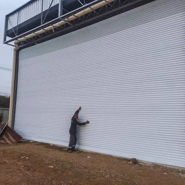 Porta de enrolar automática de grandes dimensões instalada pela Atto Service