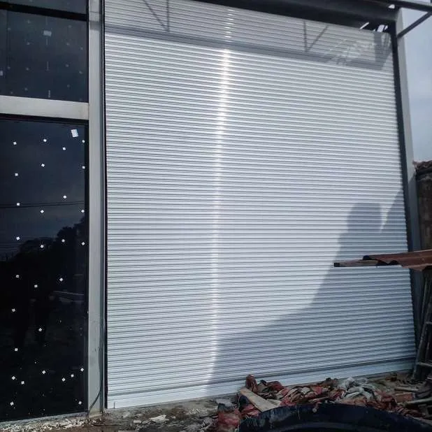 Porta de enrolar automática de grandes dimensões instalada pela Atto Service