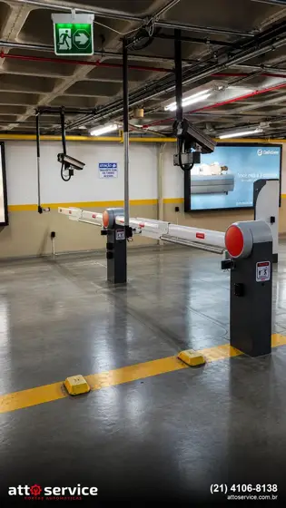 Cancela automática com barra articulada em estacionamento interno