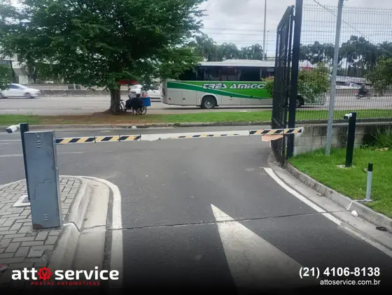 Cancela de barra em entrada de via, com sinalização de faixa