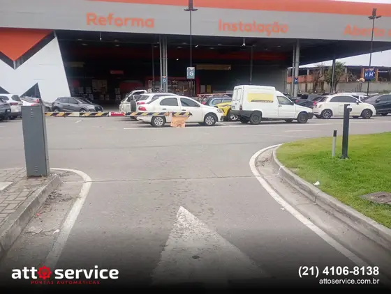 Cancela na entrada do estacionamento de uma loja
