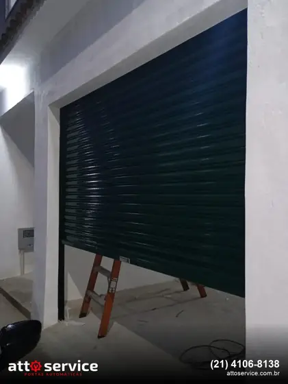 Porta de enrolar verde escura em instalação