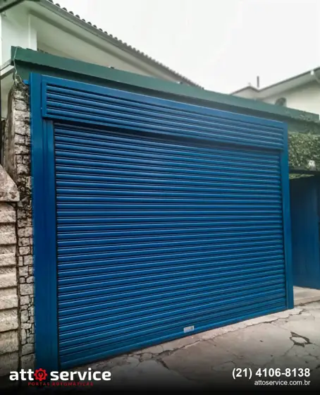 Porta de enrolar azul com bandeira