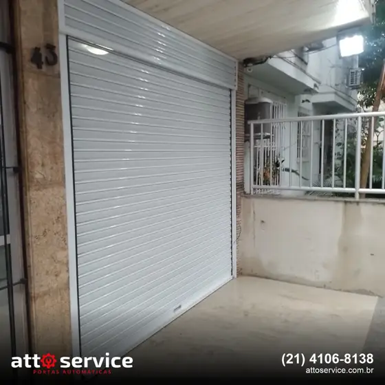 Porta branca com bandeira em varanda