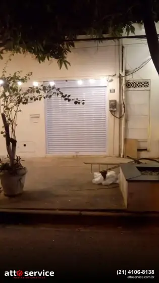 Porta de enrolar clara em fachada noturna