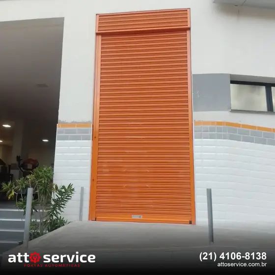 Porta de enrolar laranja estreita