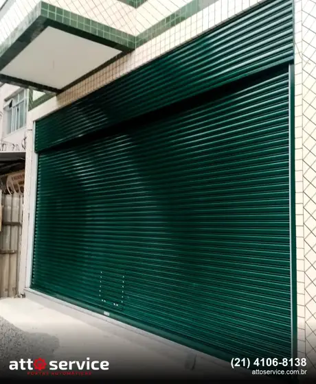 Porta de enrolar verde com bandeira