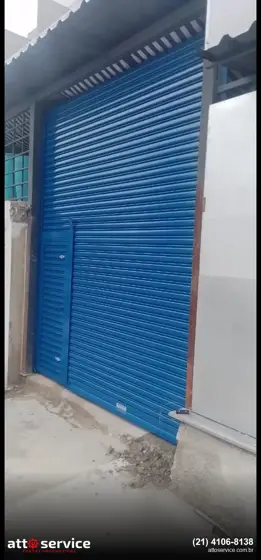 Porta de enrolar azul com portinhola social embutida e fechadura