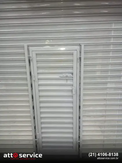 Porta de enrolar branca com porta de pedestre