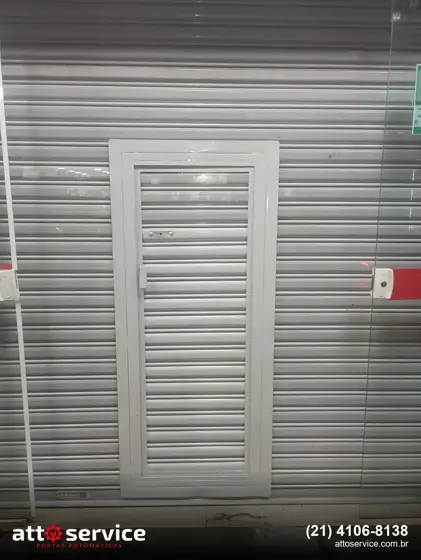 Portinhola social embutida em cortina de enrolar cinza