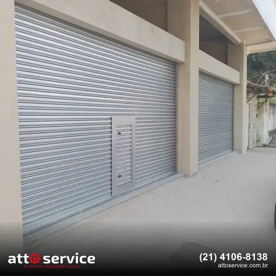Porta de enrolar cinza com portinhola social embutida em galeria