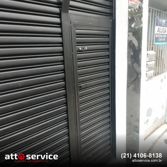 Porta de enrolar preta com portinhola social embutida