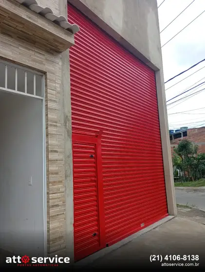 Porta de enrolar vermelha em fachada residencial