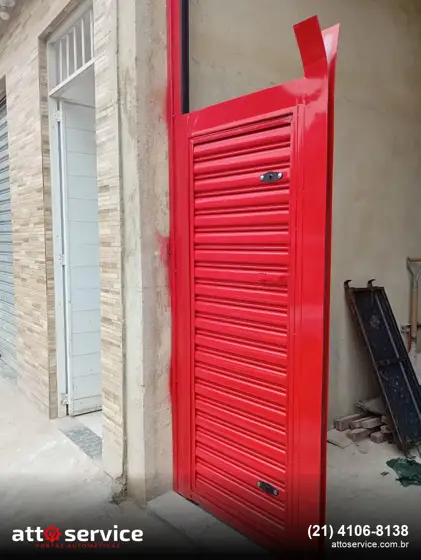 Detalhe da portinhola social vermelha com fechadura na cortina