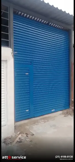 Porta de enrolar azul com porta de pedestre