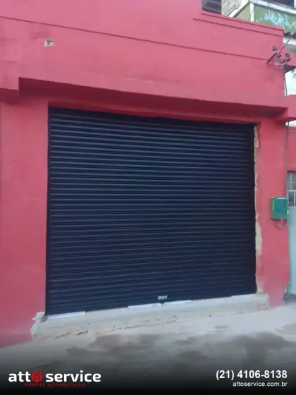 Porta de enrolar azul escura em fachada colorida