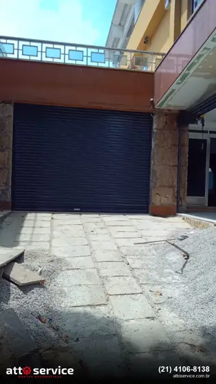 Porta de enrolar azul escura em loja de esquina