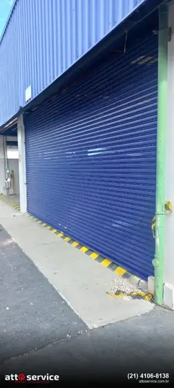 Porta de enrolar azul de grande vão
