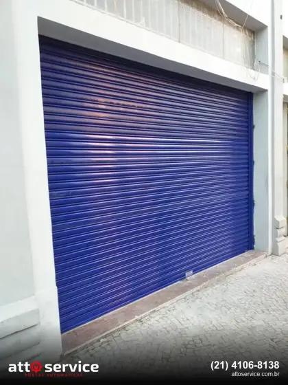 Porta de enrolar azul de grande vão em loja de rua