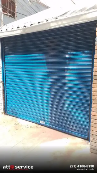 Porta de enrolar azul brilhante de grande vão