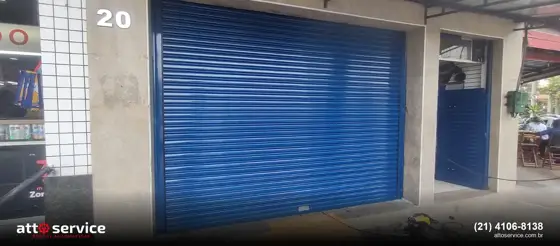 Porta de enrolar azul de grande vão