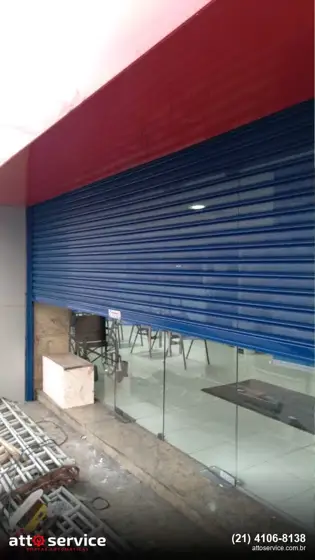 Porta de enrolar azul em fachada de loja