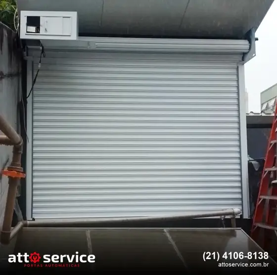Porta de enrolar branca com motor aparente