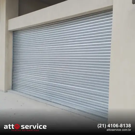 Porta de enrolar cinza em prédio comercial novo