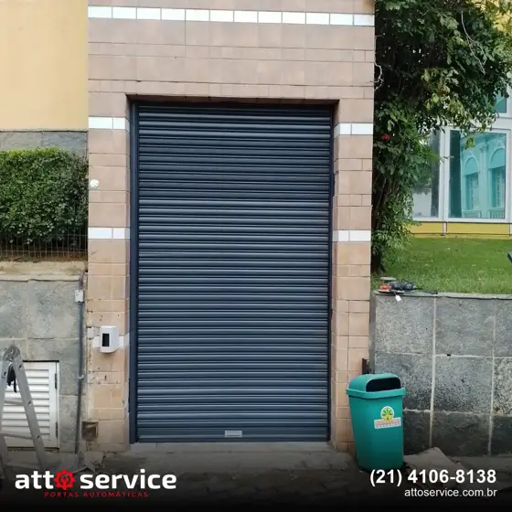 Porta de enrolar grafite em entrada com revestimento
