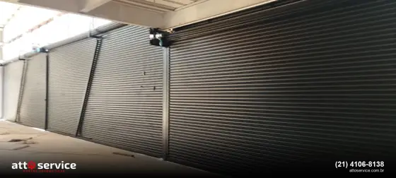 Portas de enrolar grandes em fábrica