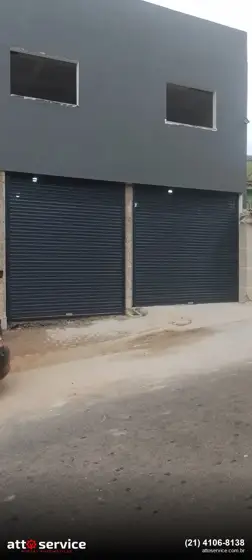 Duas portas de enrolar grafite em prédio comercial
