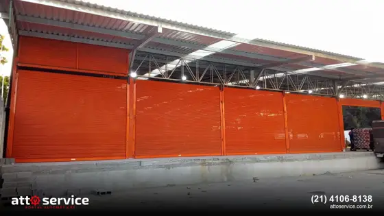 Linha de portas laranja em área comercial