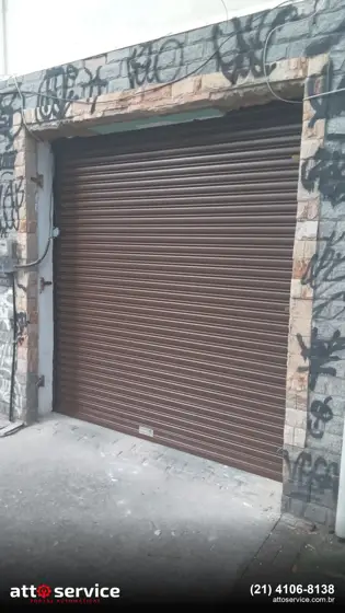 Porta de enrolar marrom instalada