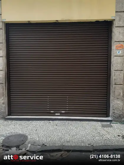 Porta de enrolar marrom instalada em fachada comercial