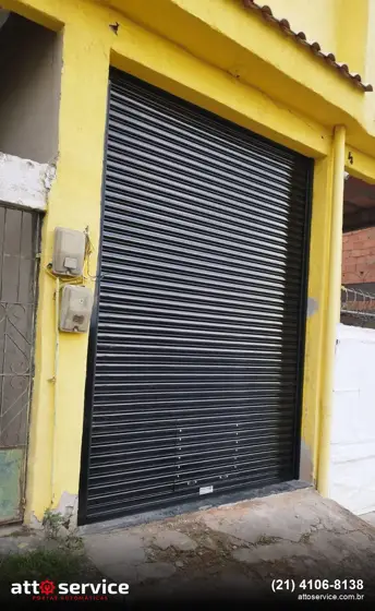 Porta de enrolar preta com moldura amarela