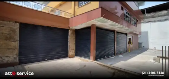 Portas de enrolar pretas em fachada