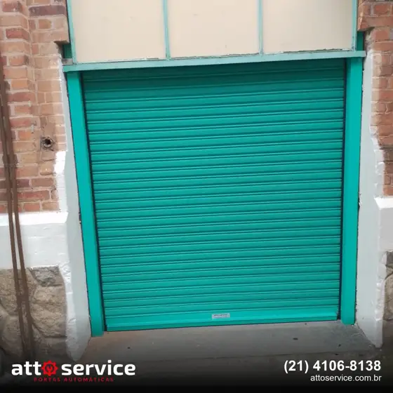 Porta de enrolar verde-água em entrada