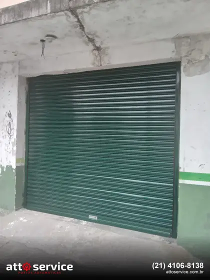 Porta de enrolar verde escura em loja