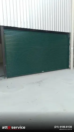Porta de enrolar verde em galpão