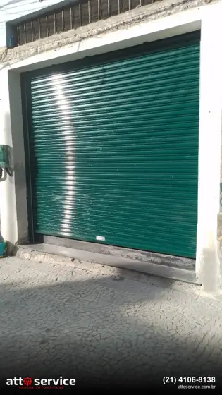 Porta de enrolar verde com acabamento brilhante