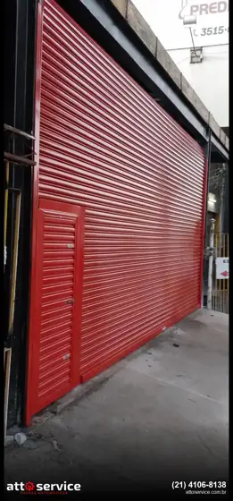 Porta de enrolar vermelha com porta lateral