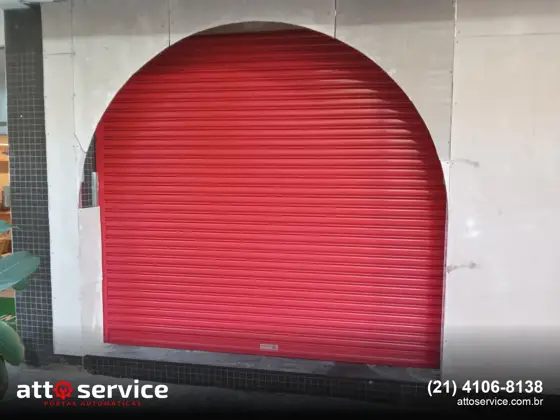 Porta de enrolar vermelha em arco