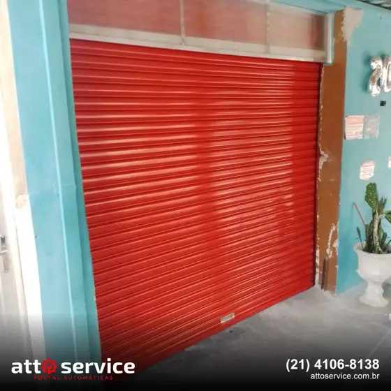 Porta de enrolar vermelha em loja de rua