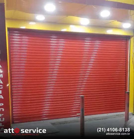 Porta de enrolar vermelha em loja interna