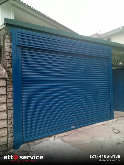 Porta de enrolar azul em garagem de casa