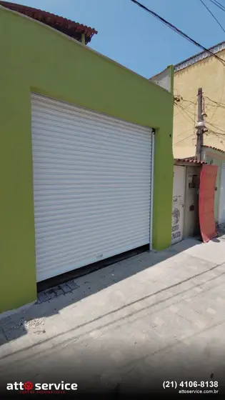 Porta de enrolar branca em casa