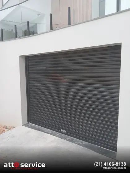 Porta de enrolar grafite em garagem