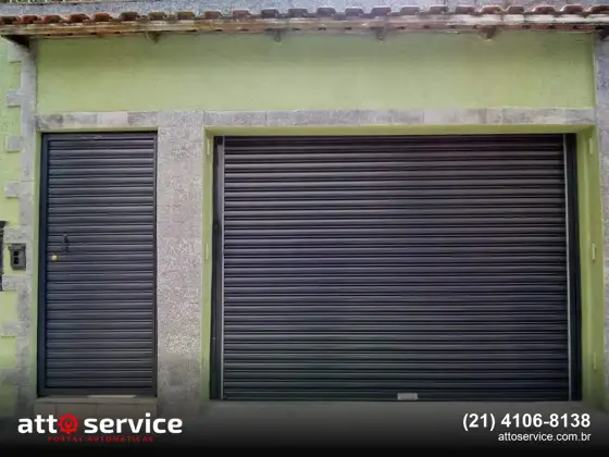 Porta de enrolar marrom em garagem com paredes verdes