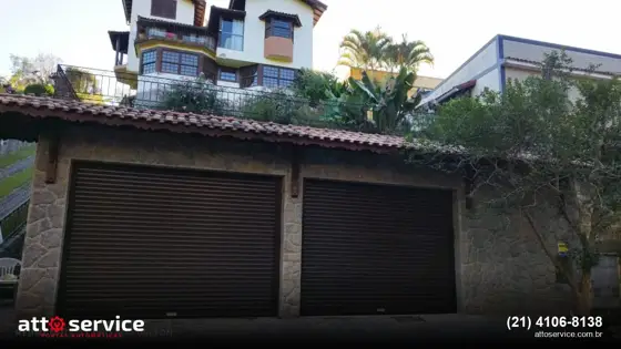 Portas de enrolar marrons em garagem dupla