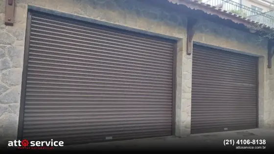 Porta de enrolar marrom em garagem com telhado colonial